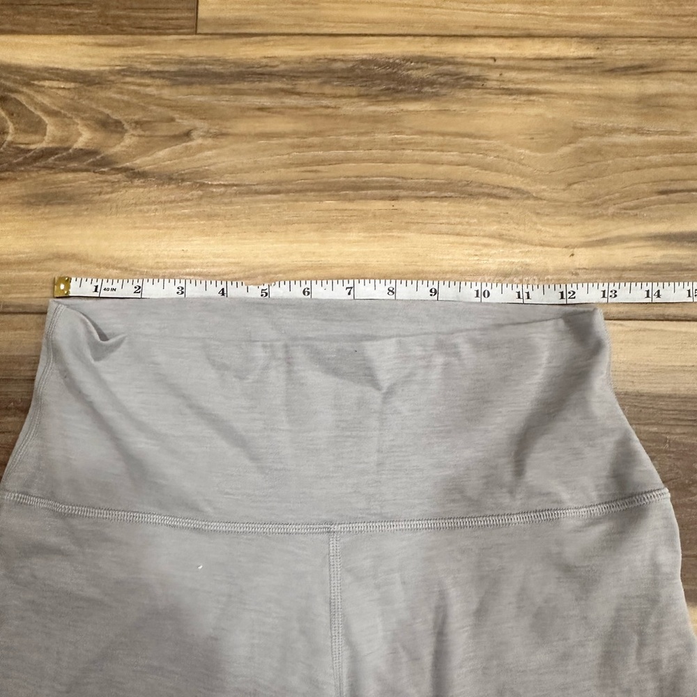 ARITZIA BUTTER Cheeky Hi-Rise Legging EUC Heather Chrome Gray Sz 10 - Picture 8 of 9